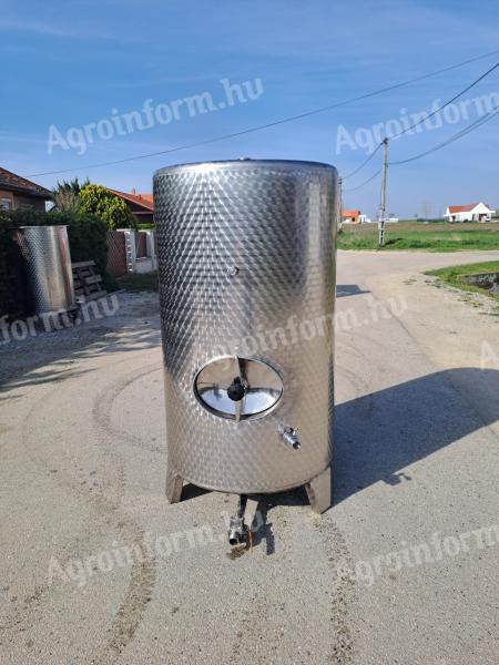 Borászati tartály 1000 l inox zárt