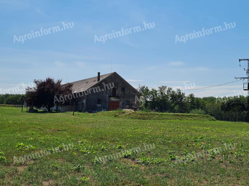 Eladó sertéshizlalda Nemesdéden, 1 hektáros területen, 840 m²-es épülettel