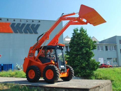 ELADÓ Locust L1203 Telspeed 55 kW csúszókormányzású rakodógép alapkanállal ELADÓ Locust L1203 Telspeed 55 kW csúszókormányzású rakodógép alapkanállal