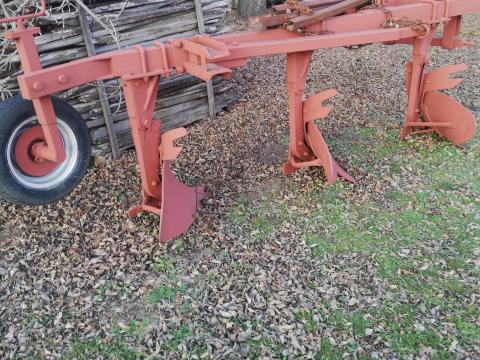 Eke IH középmélyszántó ekefejekkel eladó Eke IH középmélyszántó ekefejekkel eladó