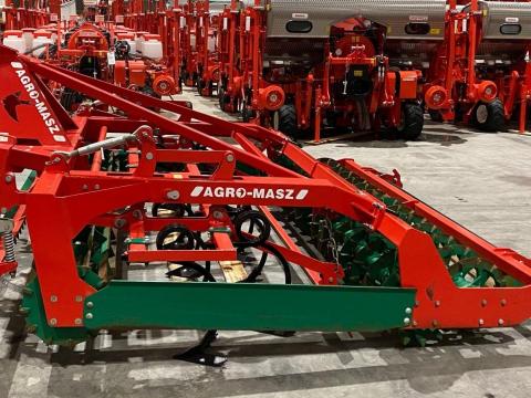 Agro-Masz 4 méteres függesztett kompaktor Agro-Masz 4 méteres függesztett kompaktor