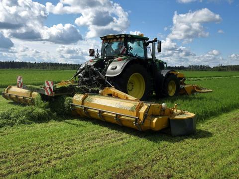 ELHO NM9000D SideFlow pillangó-kasza szársértővel és rendösszesítővel ELHO NM9000D SideFlow pillangó-kasza szársértővel és rendösszesítővel