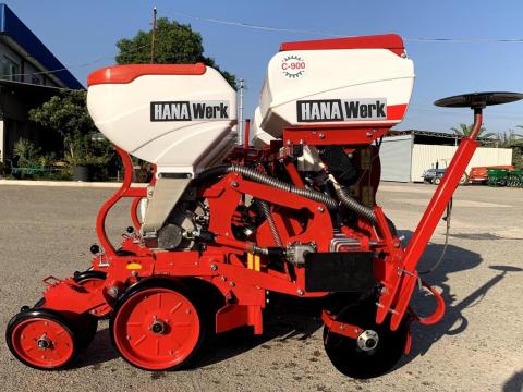 AKCIÓS Szemenkénti vetőgép 5.990.000 Ft +ÁFA; 6 soros műtrágyaszóróval HanaWerk Corn-Go AKCIÓS Szemenkénti vetőgép 5.990.000 Ft +ÁFA; 6 soros műtrágyaszóróval HanaWerk Corn-Go