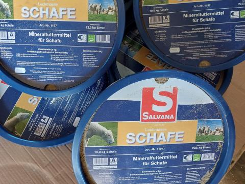 Salvana juh ásványi anyag nyalótál Salvana juh ásványi anyag nyalótál