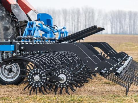 Küllőskapa gyomfésű sorral – Magyar gyártású talajművelő gép eladó