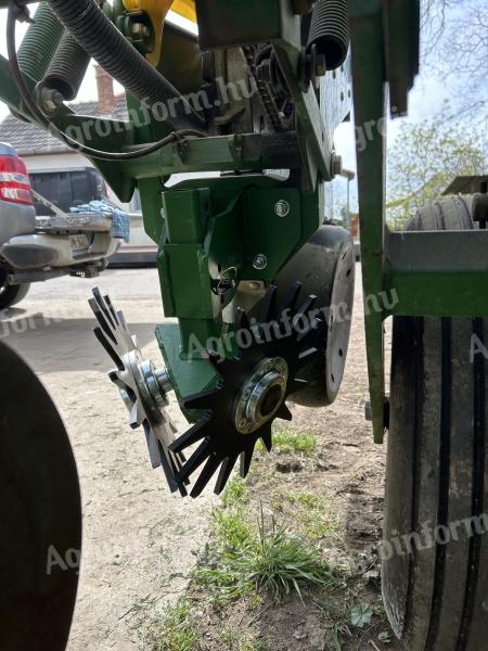 John Deere vetőgép sávtisztító,  tömörítőkerék