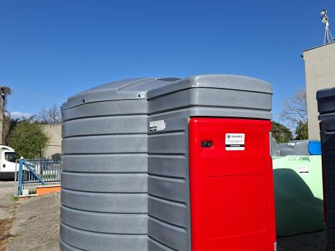 Raktárról azonnal elérhető! 7500 literes gázolajkút felső töltésű kivitelben Raktárról azonnal elérhető! 7500 literes gázolajkút felső töltésű kivitelben