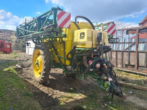 John Deere 638 vontatott permetező John Deere 638 vontatott permetező