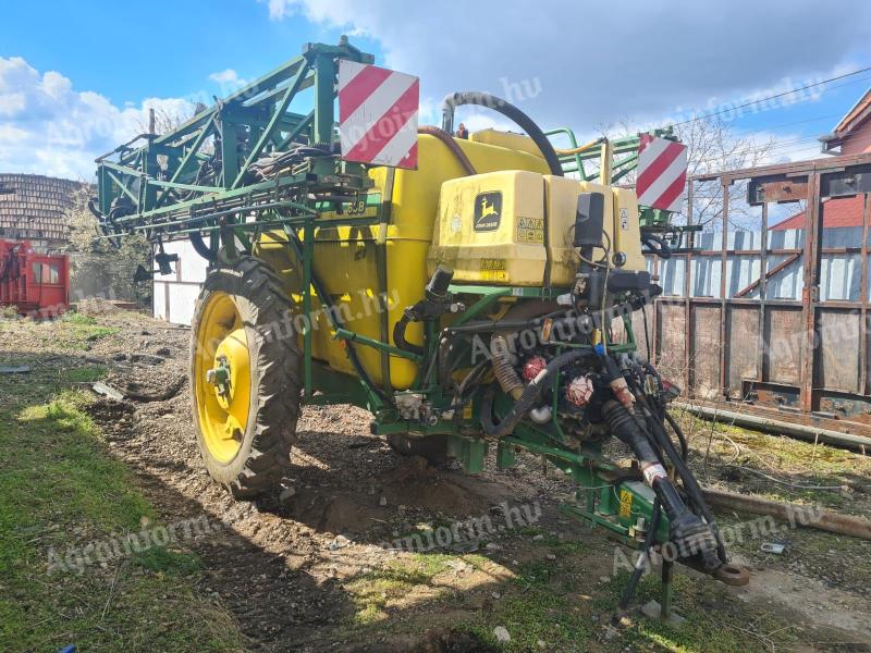 John Deere 638 vontatott permetező