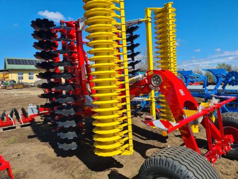 Pöttinger TerraDisc 6001 T típusú féligfüggesztett rövidtárcsa Pöttinger TerraDisc 6001 T típusú féligfüggesztett rövidtárcsa