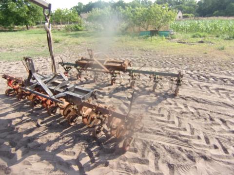 Sorvédő tárcsás kertészeti sorközművelő Sorvédő tárcsás kertészeti sorközművelő