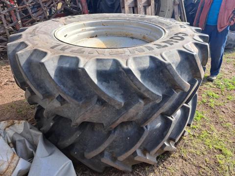 520/85 r 42,20.8 r42 újszerű gumi komplett kerék 520/85 r 42,20.8 r42 újszerű gumi komplett kerék