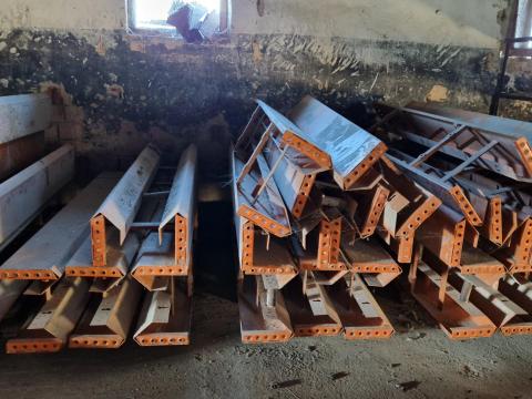 Felsőpályás szállítószalag régi, de nem használt állapotban