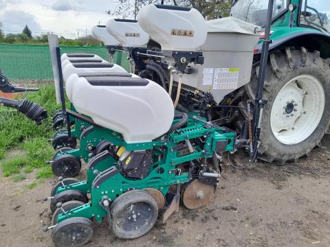 Kukorica- és napraforgóvetőgép