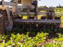 FarmDroid Magyarországon! Vető-,  tő- és sorközművelő,  permetező autonóm robot napelemmel