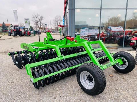 Agrimetal vontatott grúber rövidtárcsával ékgyűrűs hengerrel Agrimetal vontatott grúber rövidtárcsával ékgyűrűs hengerrel