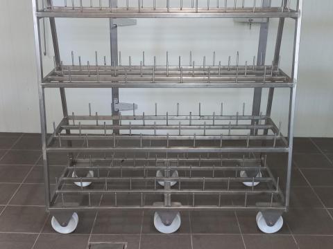 Vágott baromfi csöpögtető állvány, rozsdamentes, mobil, 167 férőhelyes