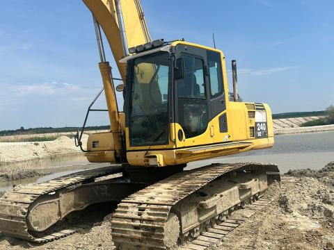 Komatsu PC240 LC-8 hosszú gémes lánctalpas kotró Komatsu PC240 LC-8 hosszú gémes lánctalpas kotró