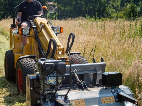 Benzinmotoros szárzúzó - mulcsozó kompakt rakodóra - JANSEN BMM-130 Benzinmotoros szárzúzó - mulcsozó kompakt rakodóra - JANSEN BMM-130