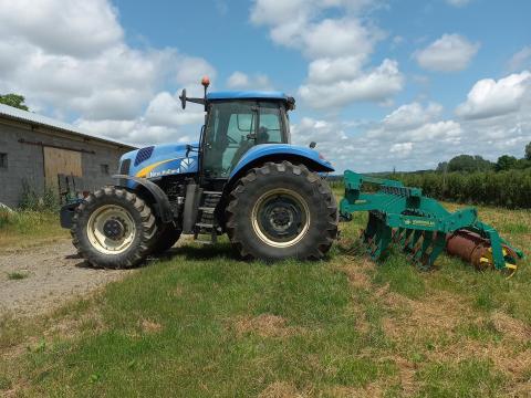 New Holland traktor T8040 típusú,  2006-os,  305 LE,  érvényes műszakival eladó New Holland traktor T8040 típusú,  2006-os,  305 LE,  érvényes műszakival eladó