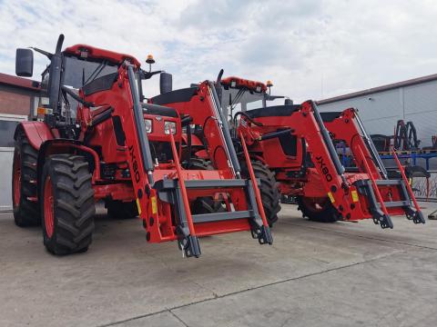 Blackbull JX80 homlokrakodó - ÚJ MTZ 952.7 traktorhoz pályázatba Blackbull JX80 homlokrakodó - ÚJ MTZ 952.7 traktorhoz pályázatba