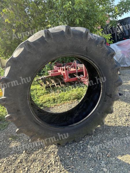 Pirelli TM700 480/70R38 gumi eladó