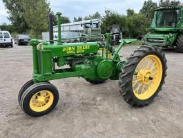 John Deere Model B Unstyled