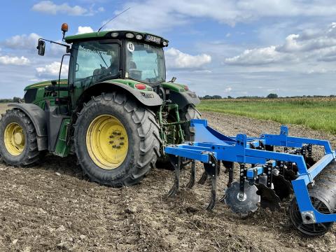 Grubber (3m) 11 késes,  ékgyűrűs,  bedobó tárcsával Grubber (3m) 11 késes,  ékgyűrűs,  bedobó tárcsával