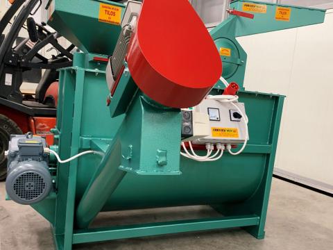 5q Fekvő-ellenáramlásos keverő darálóval,  kitárolóval 5q Fekvő-ellenáramlásos keverő darálóval,  kitárolóval