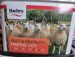 Vitamin és ásványi anyag tartalmú nyalótál sántaság,  illetve szaporodásbiológiai probl. kezelésére