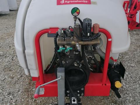 AGP 2000 vontatott AXI permetezőgép elektromos szakaszolással,  készletről eladó AGP 2000 vontatott AXI permetezőgép elektromos szakaszolással,  készletről eladó