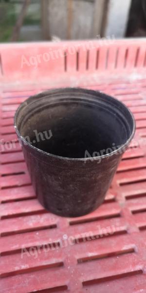 Műanyag vastagfalú cserép, 8 cm