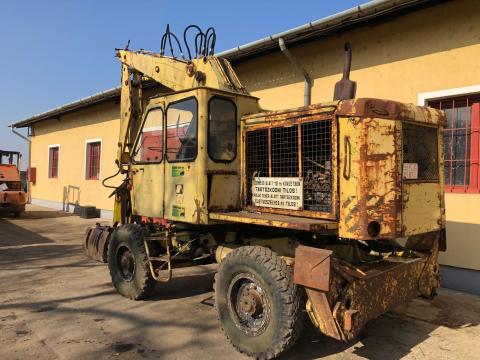 Teherautokat,targoncákat,Kombájn,traktorok ,stb