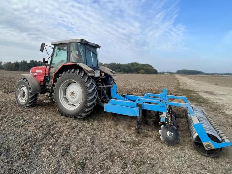 Grubber használatának előnyei – talajkímélő lazító gép