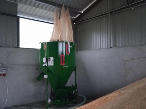 M-ROL Takarmánykeverő darálóval,  mérleggel! 750 kg kapacitás! Spóroljon az idővel M-ROL Takarmánykeverő darálóval,  mérleggel! 750 kg kapacitás! Spóroljon az idővel