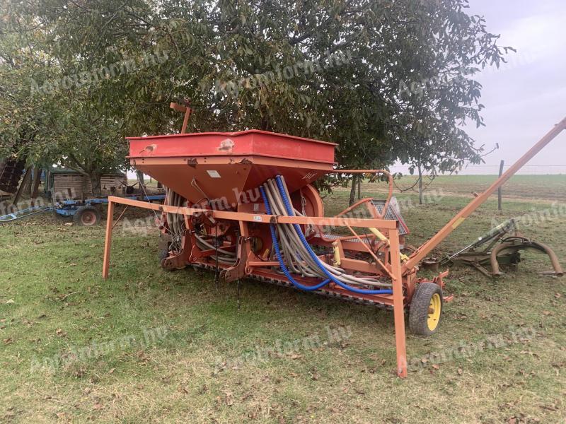 Lely 4 méteres pneumatikus gabonavetőgép monitorral, művelőút kapcsolással