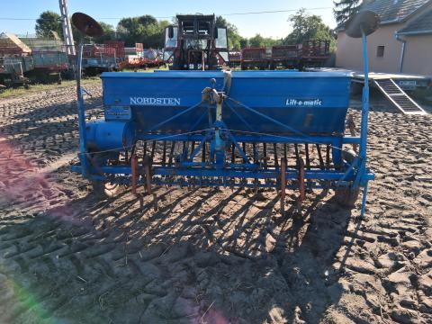 Nordsten Lift-O-matic 2,5 méteres 21 soros gabonavetőgép Nordsten Lift-O-matic 2,5 méteres 21 soros gabonavetőgép
