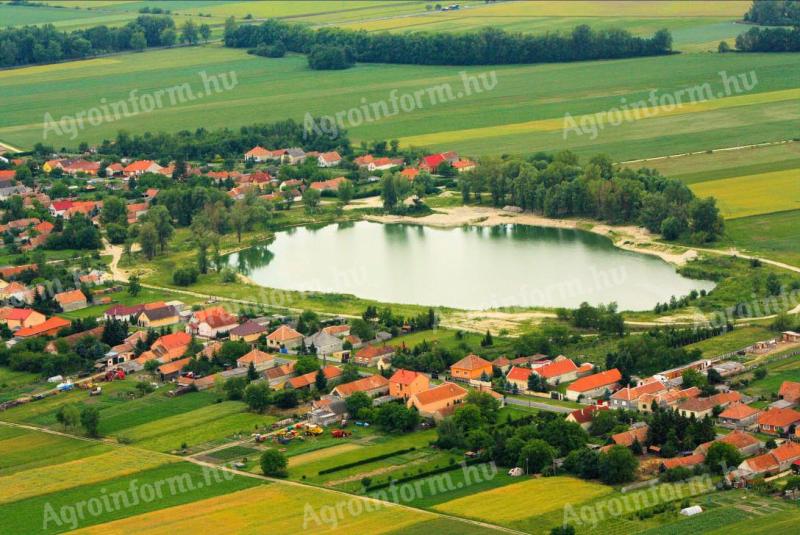 Kapuvár mellett 10,2 hektáros üdülőpark,  66 db telekkel és 5 hektáros tóval eladó