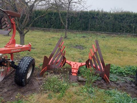 Alpler 4-es váltvaforgató eke előhántolóval eladó Alpler 4-es váltvaforgató eke előhántolóval eladó