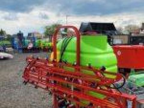 Brandi szántóföldi vegyszerező 400-600-800 literes permetlé tartállyal,  12-15m szóró keret Brandi szántóföldi vegyszerező 400-600-800 literes permetlé tartállyal,  12-15m szóró keret