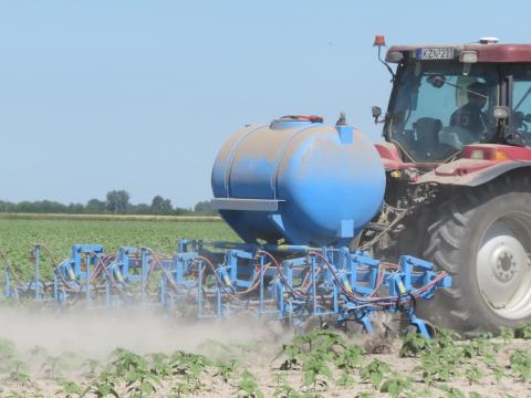 Sorközművelő folyékony műtrágya kijuttatóval Sorközművelő folyékony műtrágya kijuttatóval
