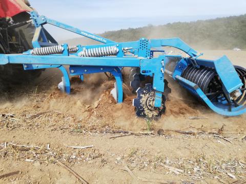 7 késes (3 méteres) Gruber rugóztatott szárnyas kapákkal,  ékgyűrűs elmunkálóval 7 késes (3 méteres) Gruber rugóztatott szárnyas kapákkal,  ékgyűrűs elmunkálóval