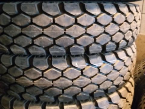 900 x 20 Kama 142 B 14 Pr erősitett gumiabroncs új tömlővel,  védőszalaggal 900 x 20 Kama 142 B 14 Pr erősitett gumiabroncs új tömlővel,  védőszalaggal