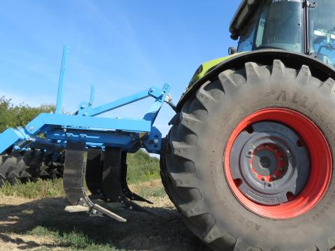 OMIKRON 5 késes középmélylazító tüskés lezáró hengerrel OMIKRON 5 késes középmélylazító tüskés lezáró hengerrel