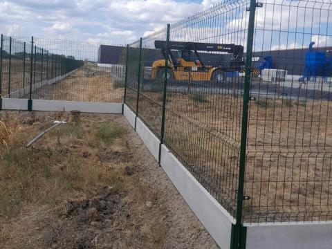 3D kerítéspanel,  táblás kerítés,  kerítésrendszer,  vadháló,  drótfonat,  oszlop,  kapu 3D kerítéspanel,  táblás kerítés,  kerítésrendszer,  vadháló,  drótfonat,  oszlop,  kapu