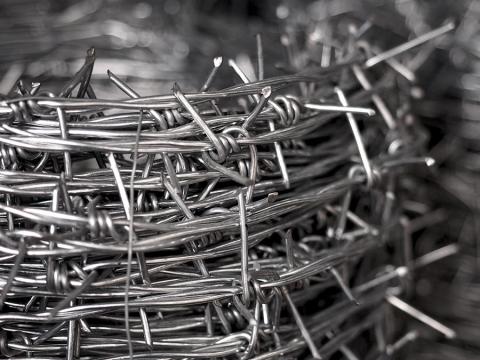 Szögesdrót,  tüskés huzal,  kerítés oszlop,  vadháló,  drótfonat,  kapu Szögesdrót,  tüskés huzal,  kerítés oszlop,  vadháló,  drótfonat,  kapu