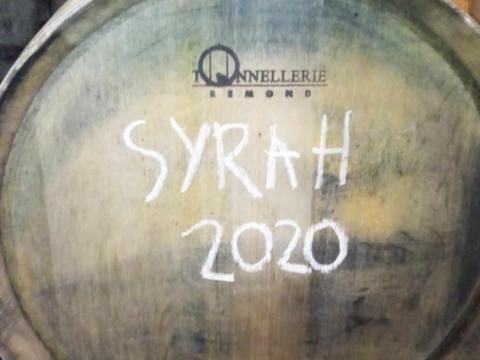 Spontán erjesztett, folyó és palackozott egri bor eladó házhozszállítással