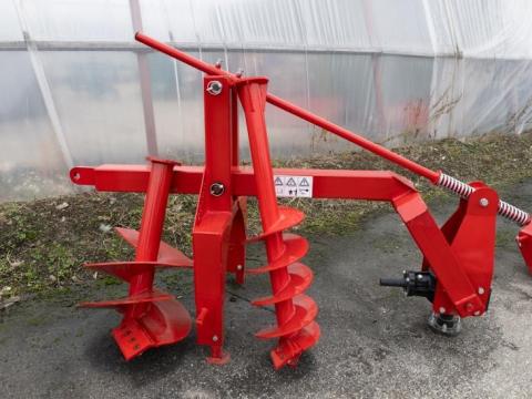 Lengyel gödörfúró két cserélhető fúrófejjel, traktorhoz Lengyel gödörfúró két cserélhető fúrófejjel, traktorhoz