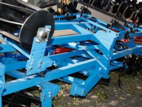 Leták Kompaktor,  hidraulikusan felzárható,  4.4m,  2 sorhullámos tárcsasorral