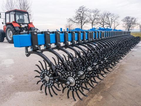 Küllőskapa vontatott kivitelben, 9 méteres munkaszélességgel